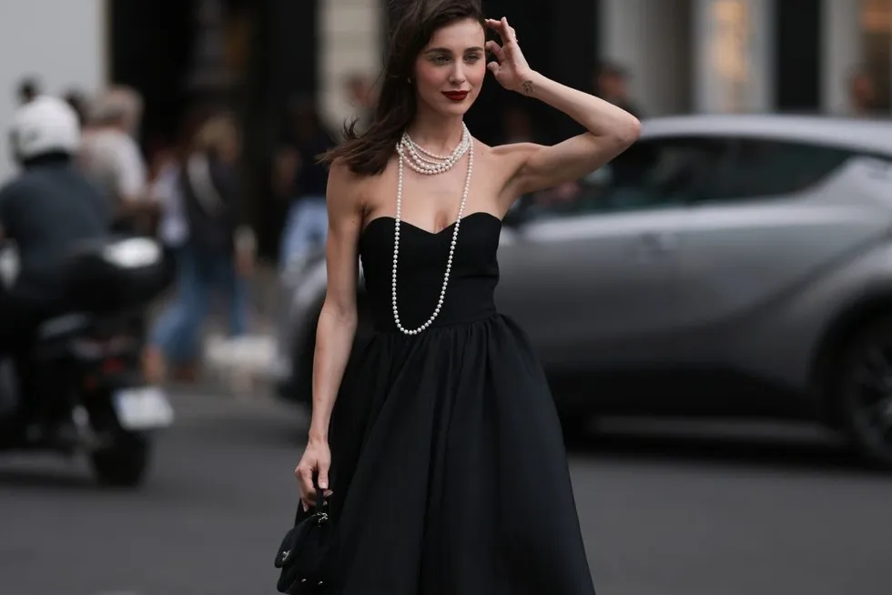 kolorowe dodatki do czarnej sukienki na wesele