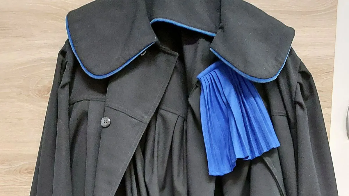 Radca prawny z togą i żabotem