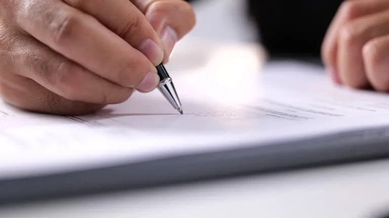 umowa filmowa z długopisem na stole