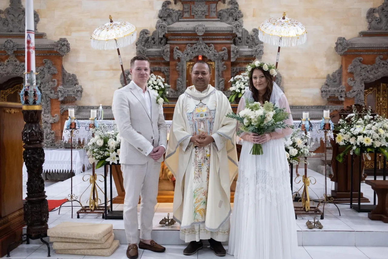 Świadkowie na ślubie podpisujący dokumenty