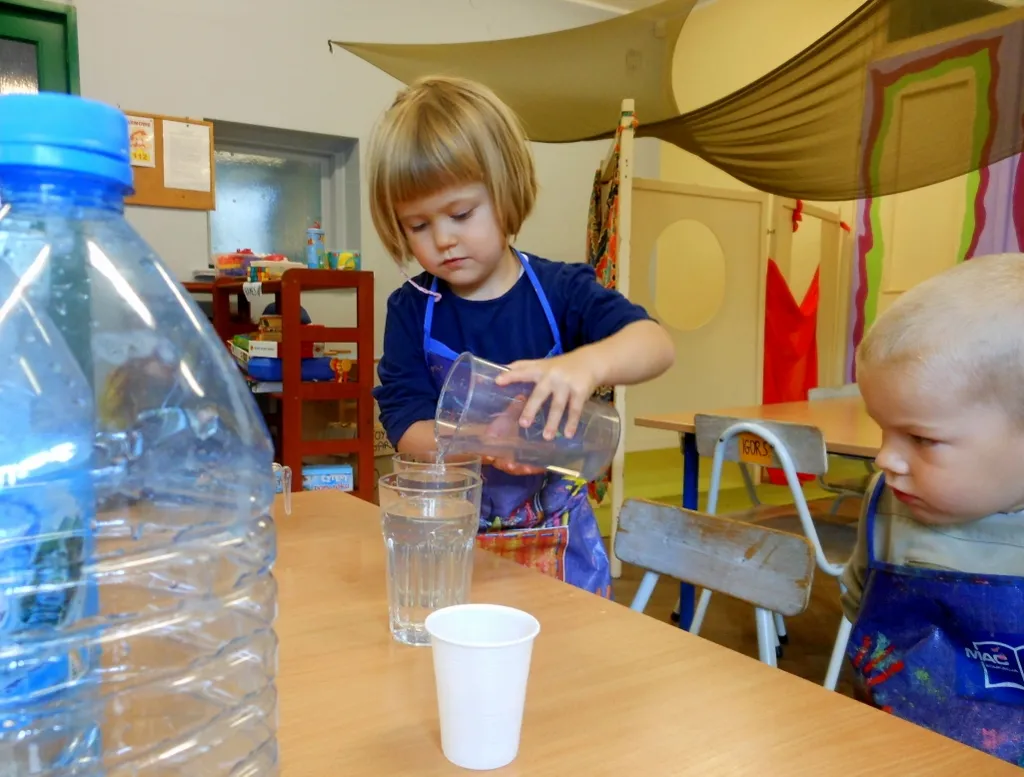Przedszkole niepubliczne dzieci bawią się w sali z zabawkami