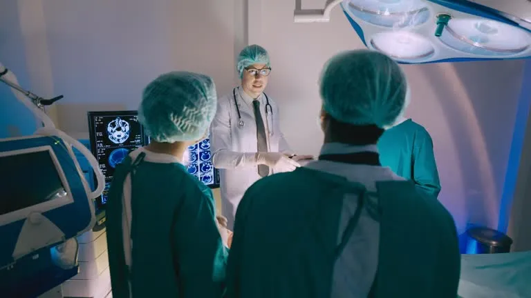 student medycyny na sali operacyjnej