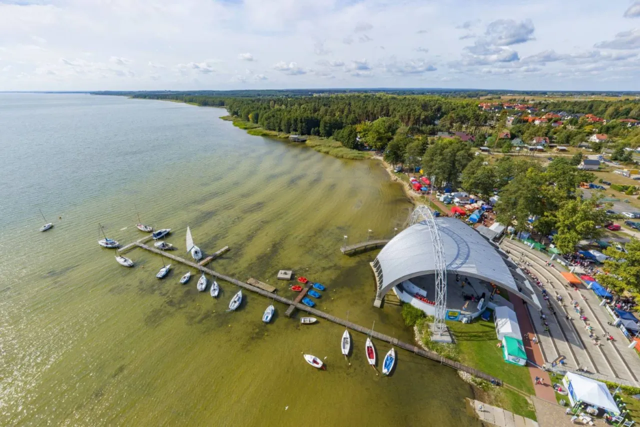 Jezioro Miedwie plaża sporty wodne