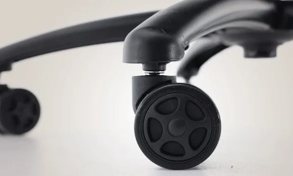 Zdjęcie Jak wymienić kółka w fotelu biurowym? Prosty poradnik krok po kroku