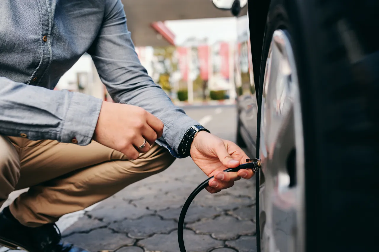 Zdjęcie Ile powietrza w oponach 225/45 r17? Uniknij niebezpieczeństw na drodze