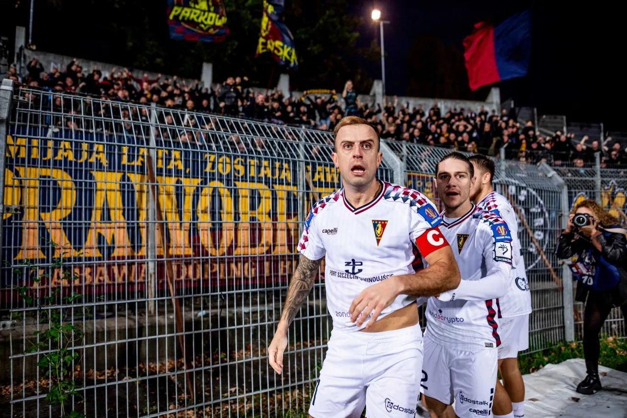 Piłkarze Pogoni Szczecin po meczu. Kibice na trybunach, transparent 