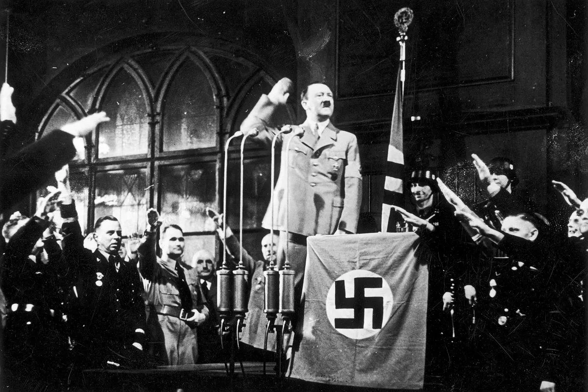 Archiwalne czarno-białe zdjęcie Adolfa Hitlera podczas przemówienia