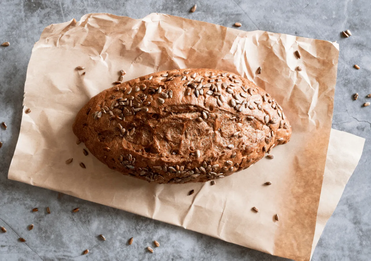 krojenie ciepłego chleba z ziaren