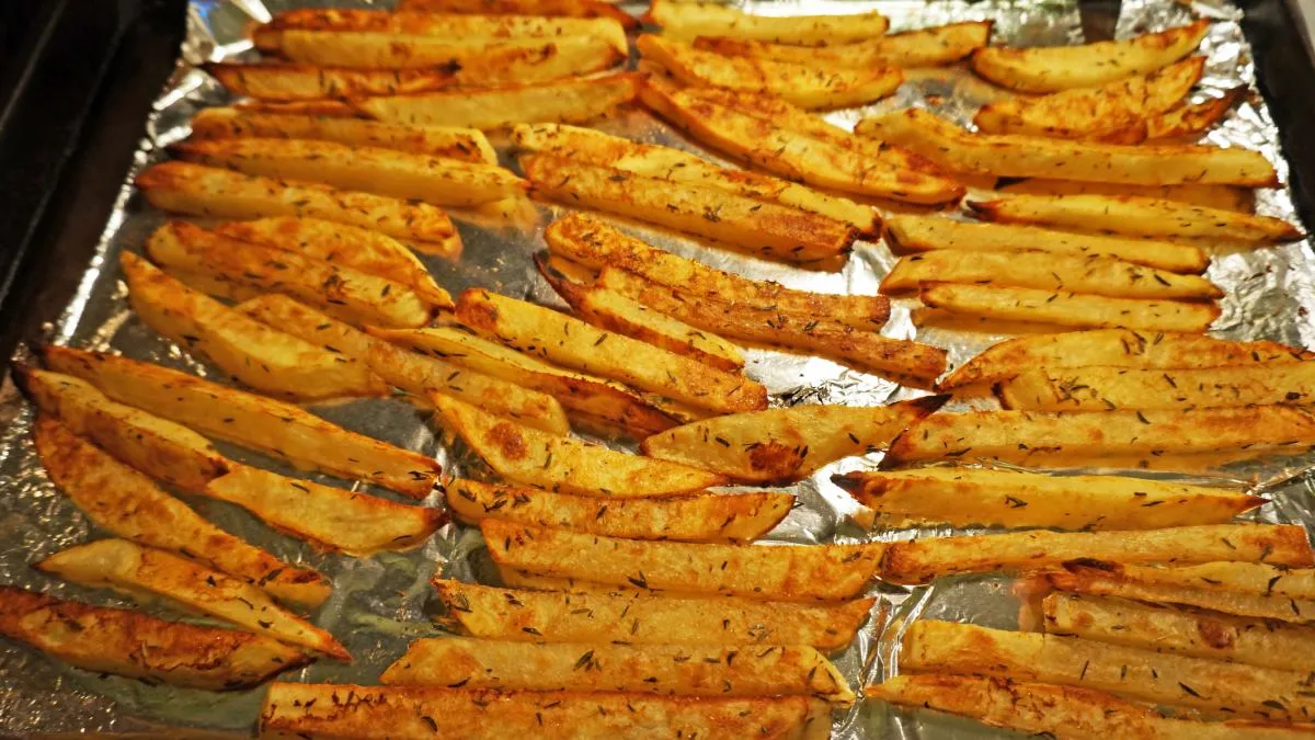 Zbyt gęsto ułożone frytki na blasze