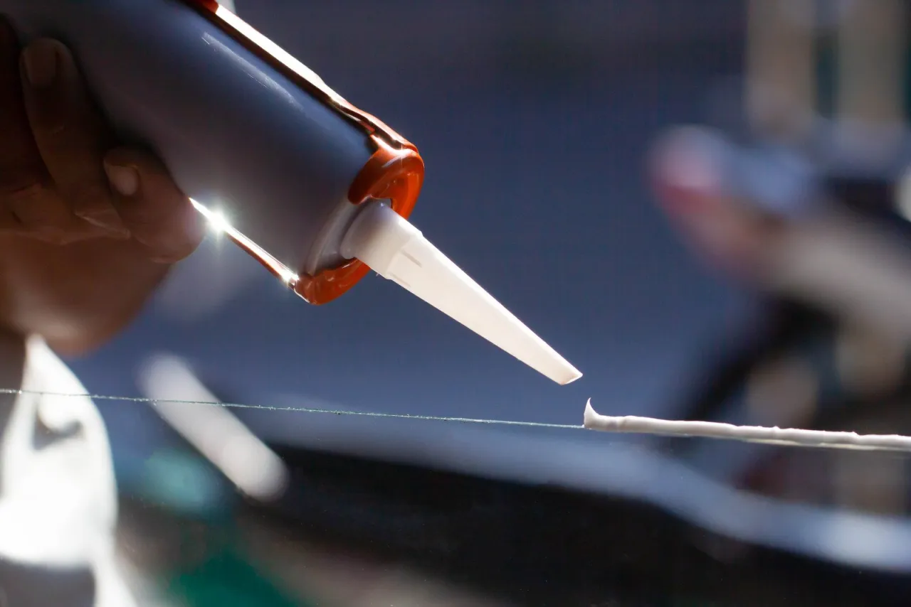 Por&oacute;wnanie silikonu neutralnego i fugi elastycznej do wykończenia lustra