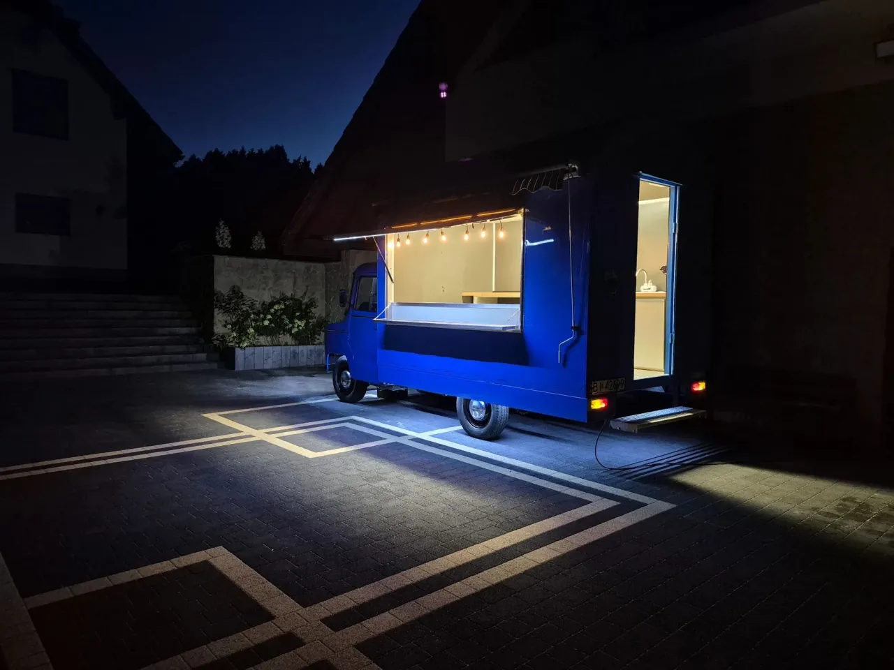 Niebieska Nysa 522 food truck PRL