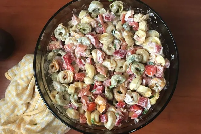 kolorowa sałatka z tortellini