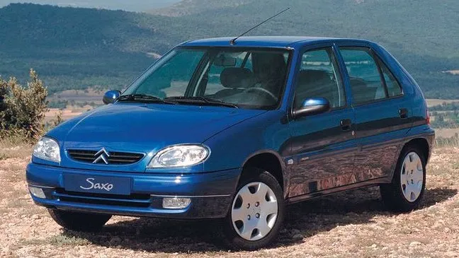 Citroen Saxo na stacji paliw