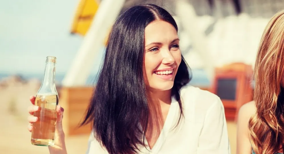 osoba pijąca piwo bezalkoholowe na diecie