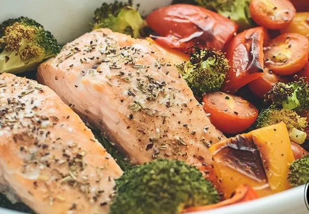 Pieczony łosoś z warzywami w naczyniu żaroodpornym