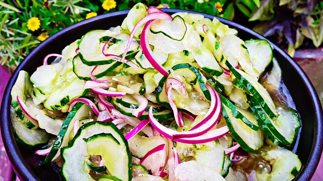 Chrupiące og&oacute;rki po japońsku z cienkimi plasterkami czerwonej cebuli, w sosie. Idealna przekąska na lato.