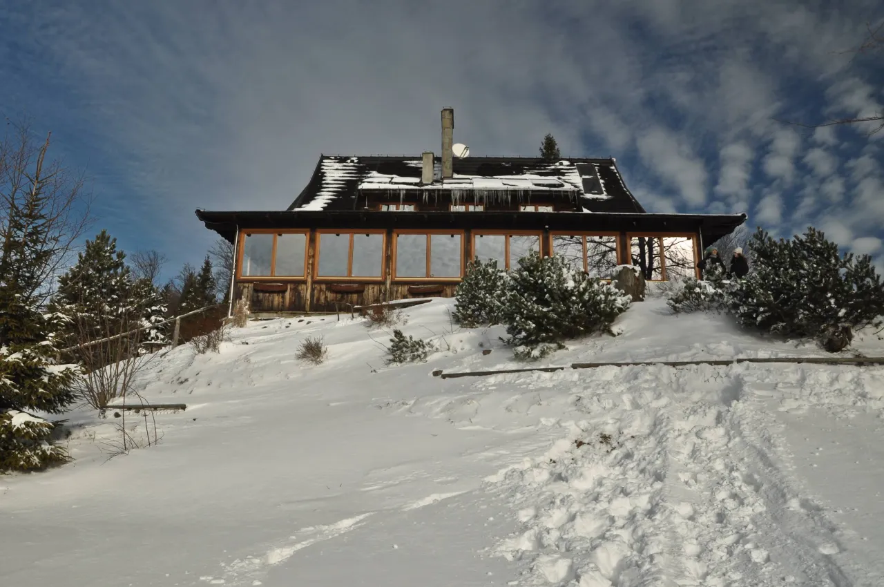 Bacówka PTTK nad Wierchomlą widok z zewnątrz