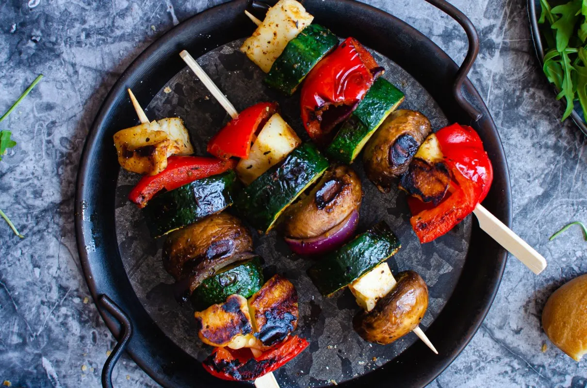 szaszłyki halloumi warzywa grill