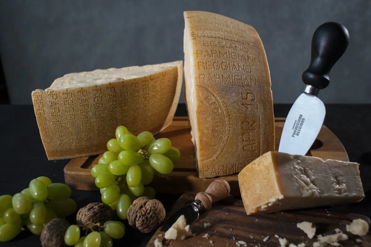 Parmigiano Reggiano vs Grana Padano por&oacute;wnanie wizualne