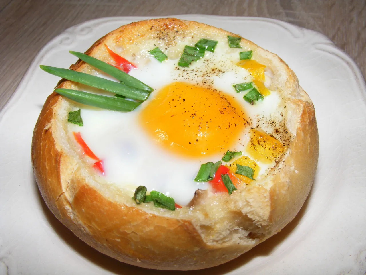 Piekarnik z bułkami w środku