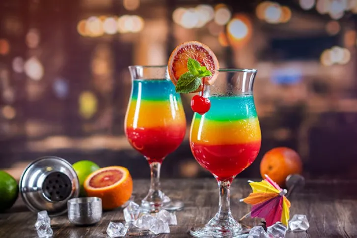 Farbenfrohe Cocktail-Auswahl