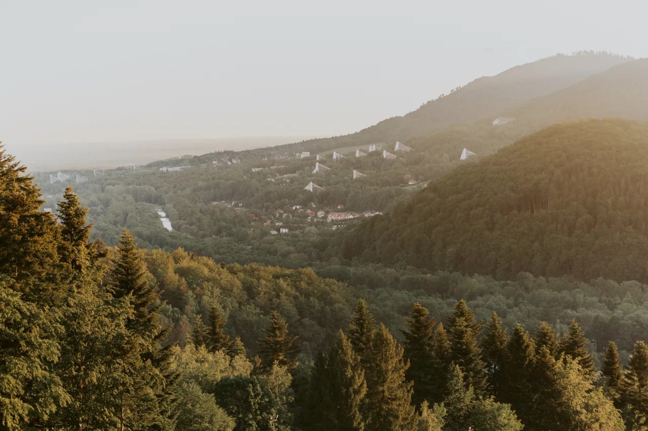 Ustroń w słońcu g&oacute;ry Czantoria R&oacute;wnica