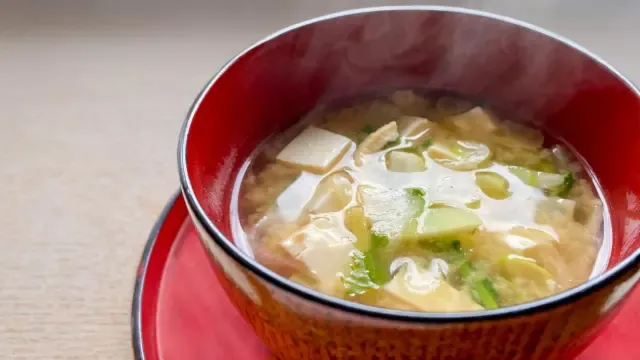 Zdjęcie Sopa Miso Mercadona: &iquest;Merece la pena? Gu&iacute;a completa y c&oacute;mo mejorarla.