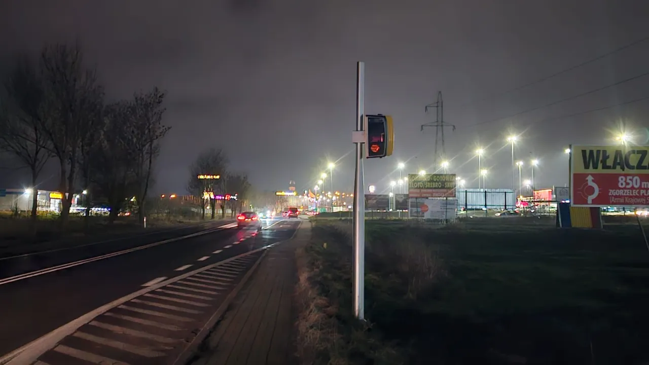 Nowoczesny fotoradar nocą deszcz