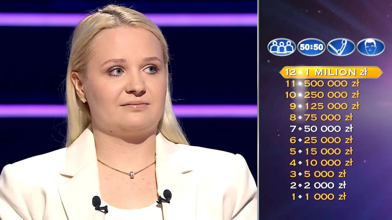 Kobieta w białej marynarce zastanawia się, jakie było pytanie za milion w Milionerach. Na ekranie widnieje drabinka wygranych.