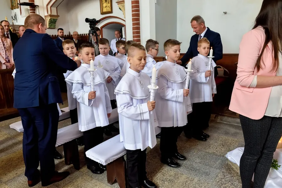 dzieci pierwsza komunia święta w kościele