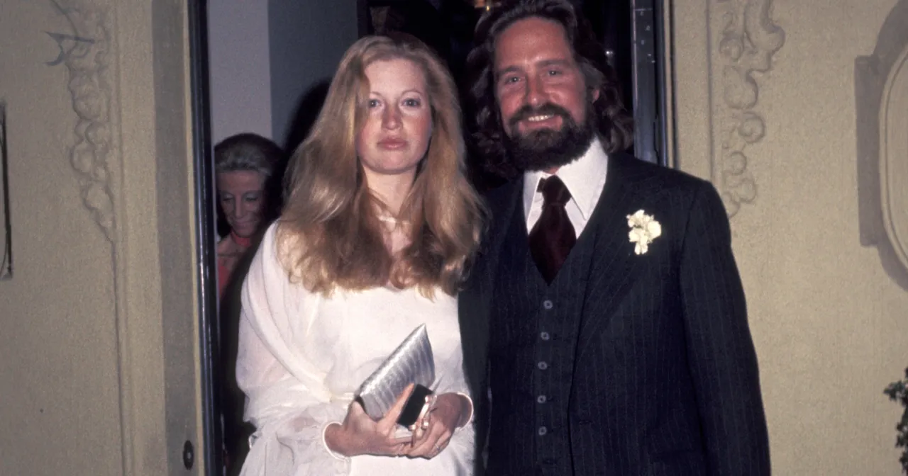 Michael Douglas z żoną, Dianne, w dniu ślubu. Wtedy nie zastanawiano się, ile lat ma Michael Douglas, liczyła się miłość.