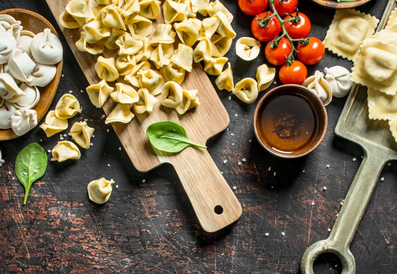 R&oacute;żnice w kształcie ravioli i tortellini