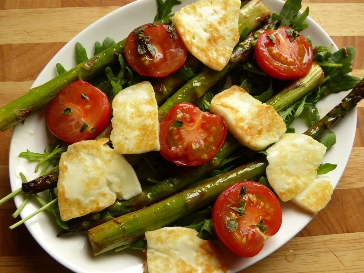 Vegetarisches Spargelgericht mit Halloumi oder Feta