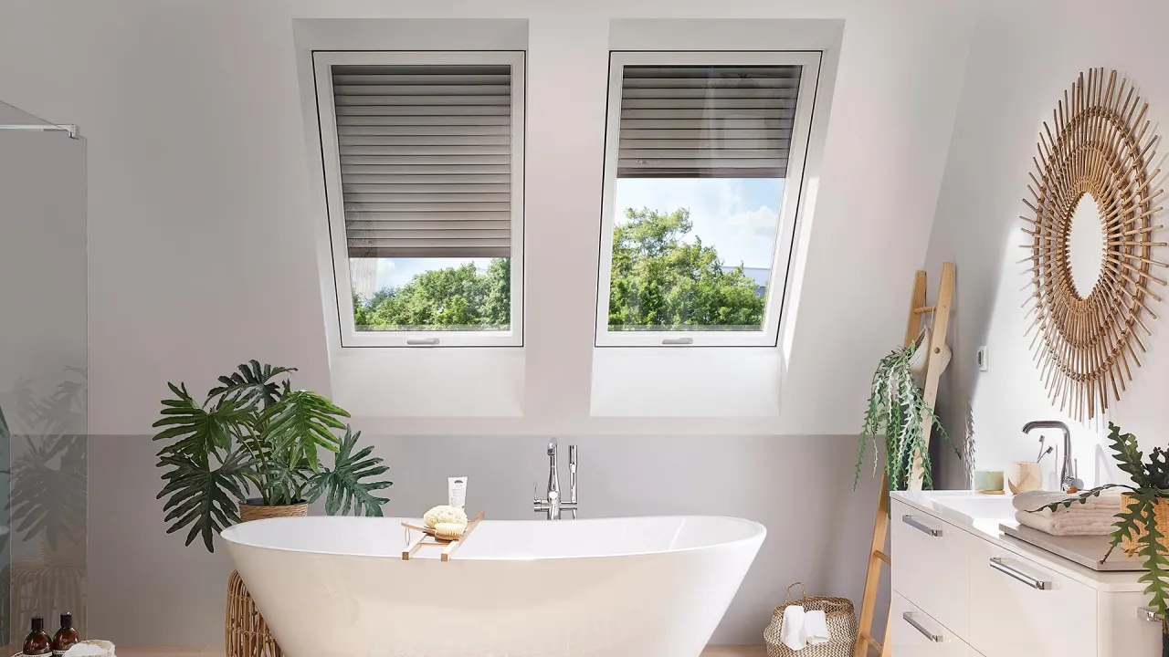 roleta do okna dachowego w łazience