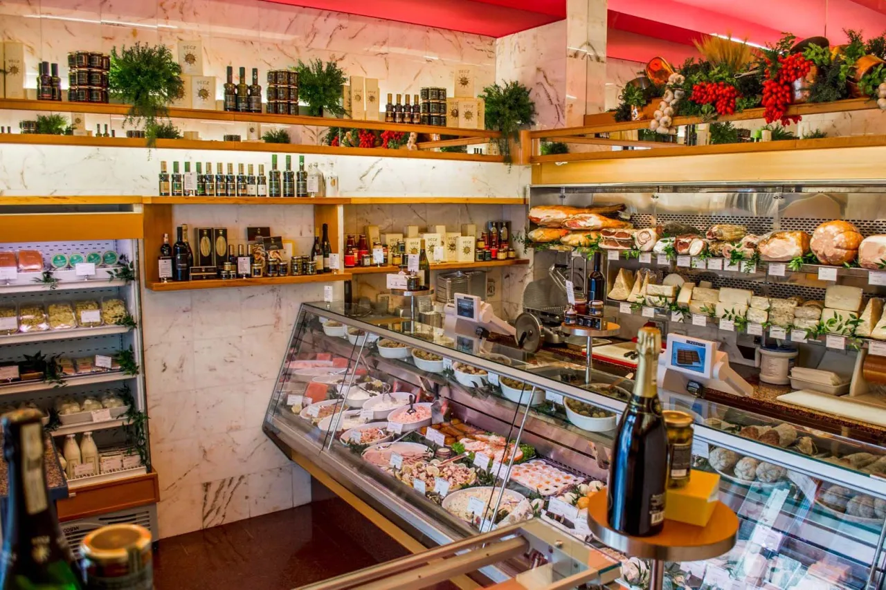 Interni gastronomia Peck Via Spadari Milano