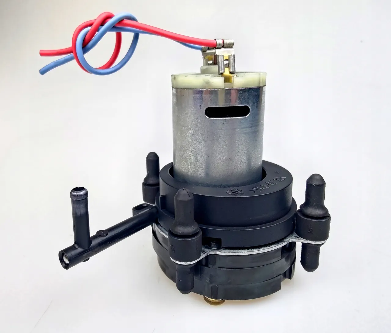 Uszkodzona pompka centralnego zamka Audi A4 B5 wirnik korozja