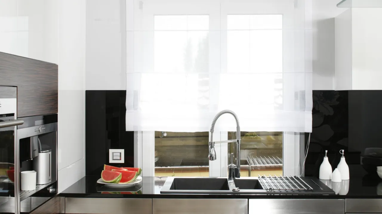 kuchnia niskie okno aranżacje