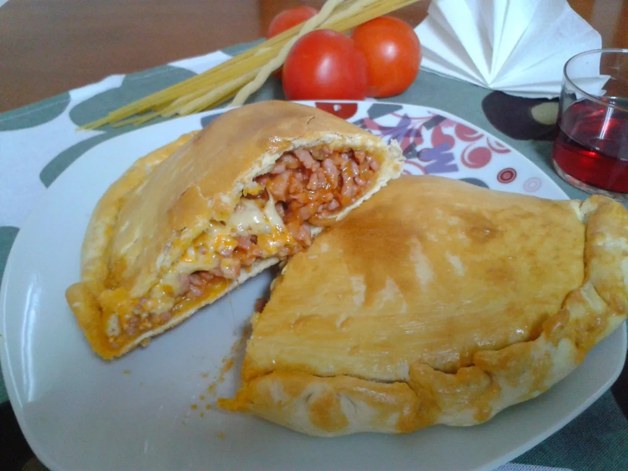 Pizza Boom calzone relleno de carne y queso