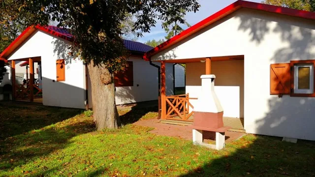 różne typy tanich noclegów w Polsce (hostel, agroturystyka, kemping)