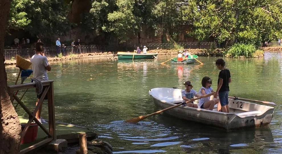 Bambini in barca Villa Borghese