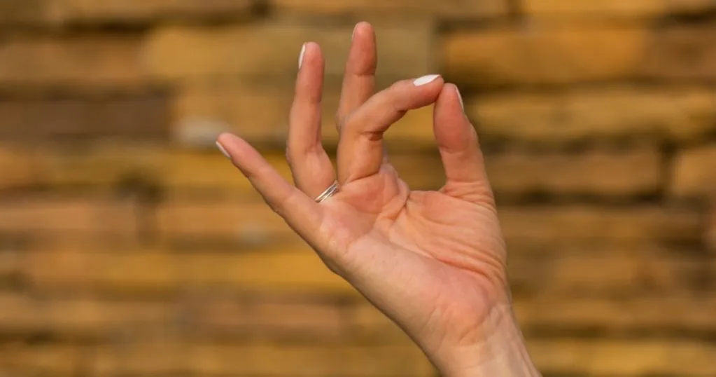 porównanie gestu anjali mudra na wysokości serca i czoła