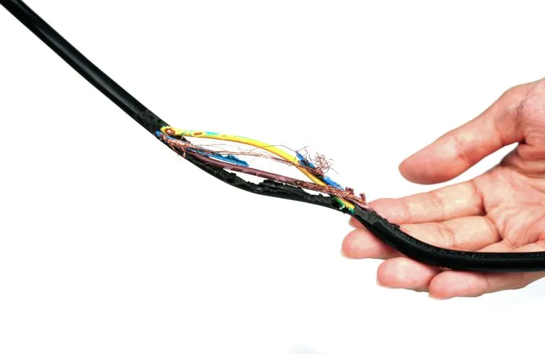 Uszkodzony kabel elektryczny, zwarcie