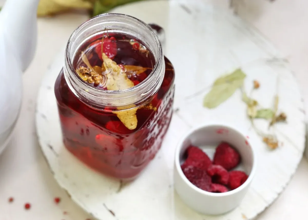 różne smaki mrożonej herbaty z owocami