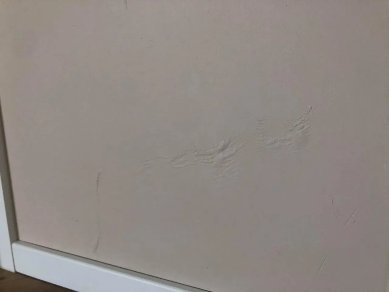 farba waży się na ścianie