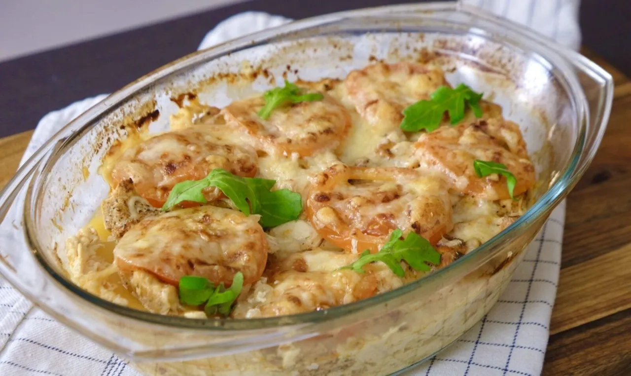 Tradycyjny polski rosół z makaronem, gołąbki, kotlet schabowy