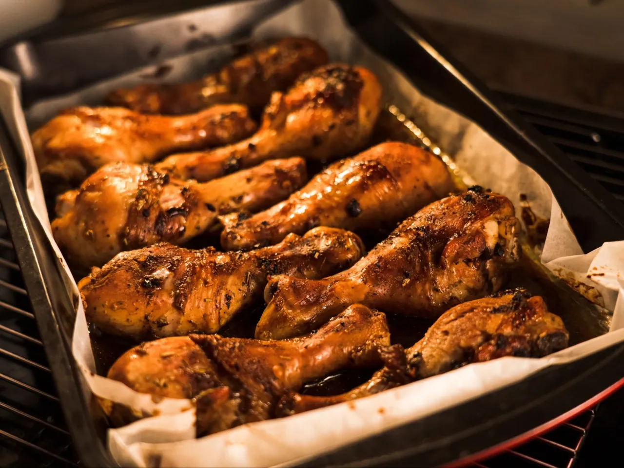 Na blasze piecze się ile piec pałki z kurczaka, rumiane i soczyste, skąpane w aromatycznych przyprawach.