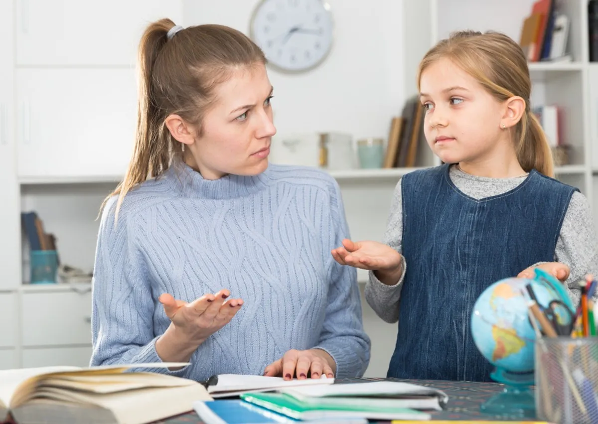 Uczeń zastanawiający się nad ocenami w dzienniku