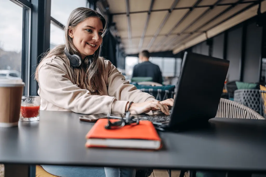 Młoda osoba pracuje przy komputerze, symbolizując kompetencje przyszłości