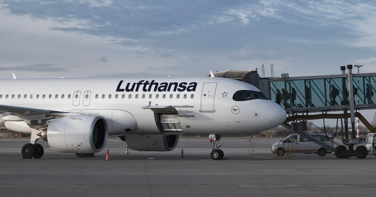 Samolot Lufthansa Airbus A320neo na lotnisku. Zastanawiasz się, ile trwa lot z Polski do Jordanii?