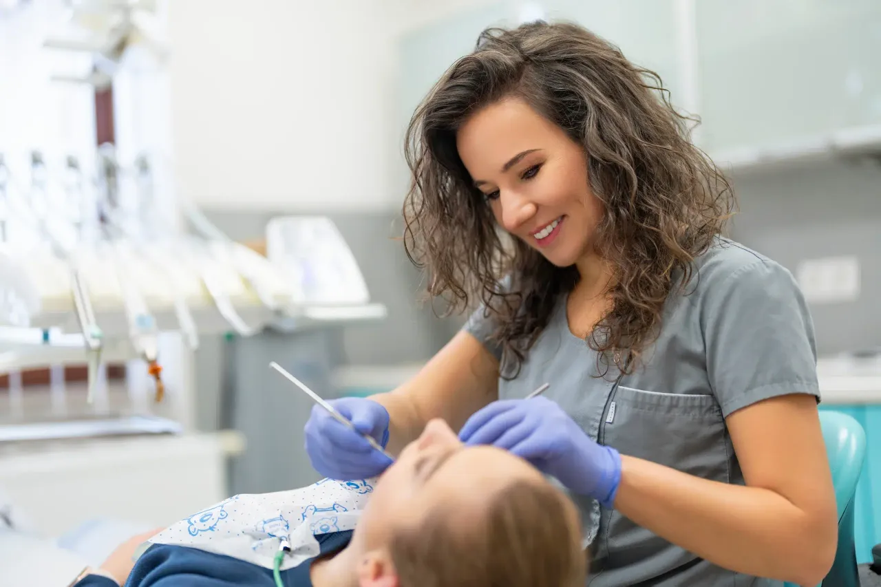 różne zabiegi stomatologiczne lub chirurgiczne leczenie zębów